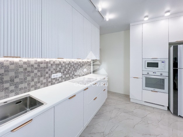 Белая матовая кухня с рельефными фасадами "Флавио"